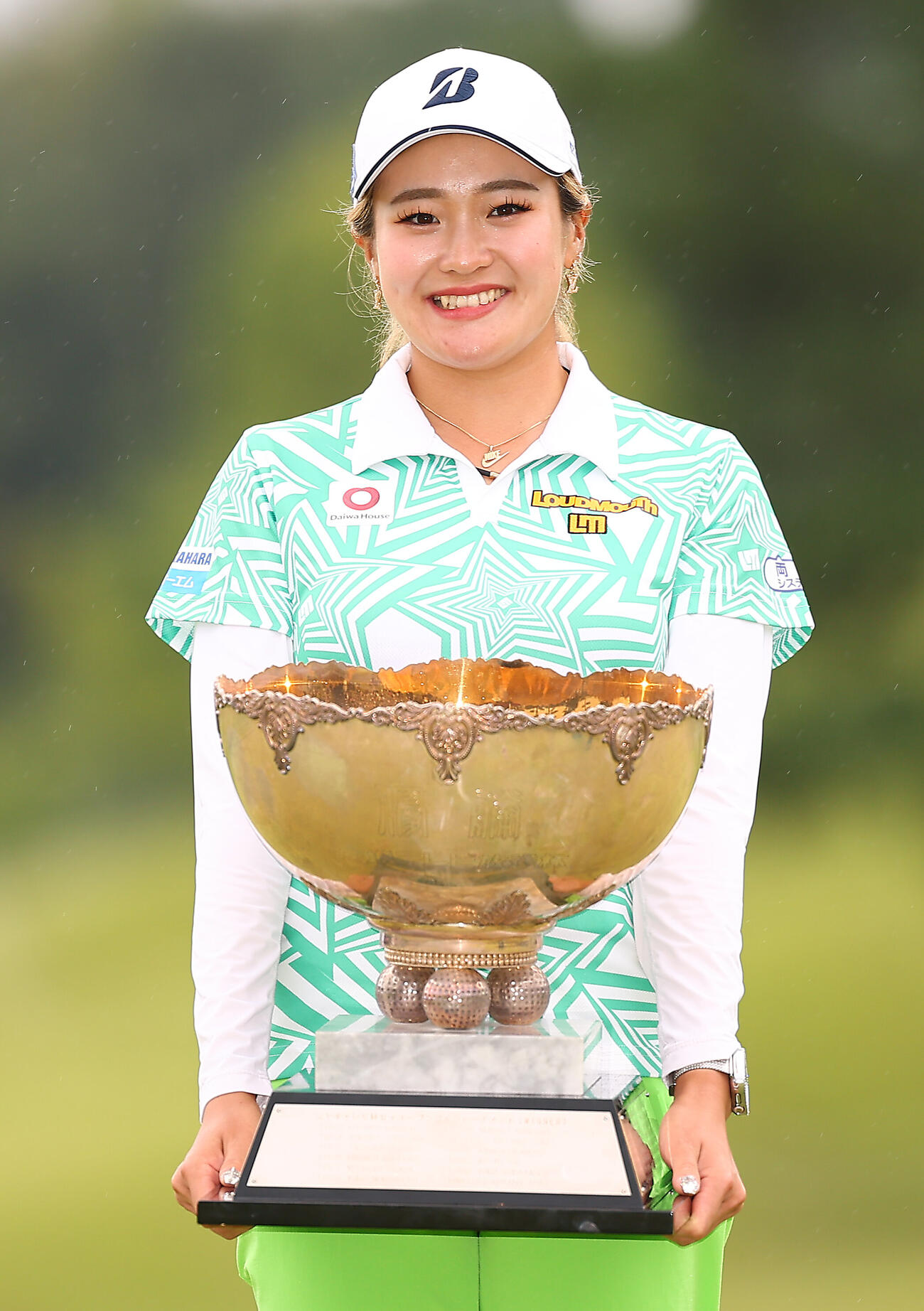 優勝カップを抱え喜ぶ桑木志帆（撮影・野上伸悟）