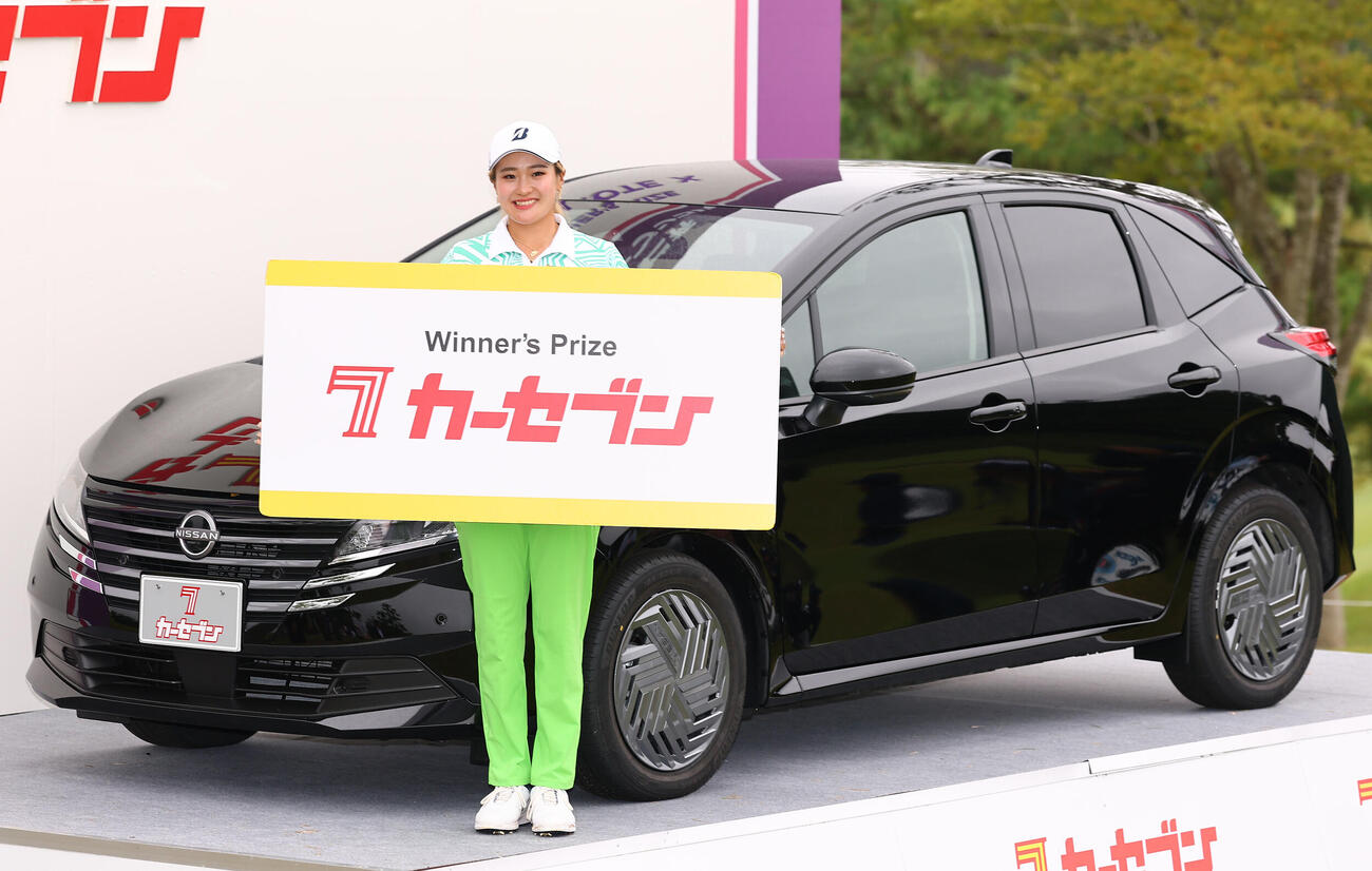 優勝しカーセブンから副賞の日産NOTE Xを贈呈される桑木志帆（撮影・野上伸悟）