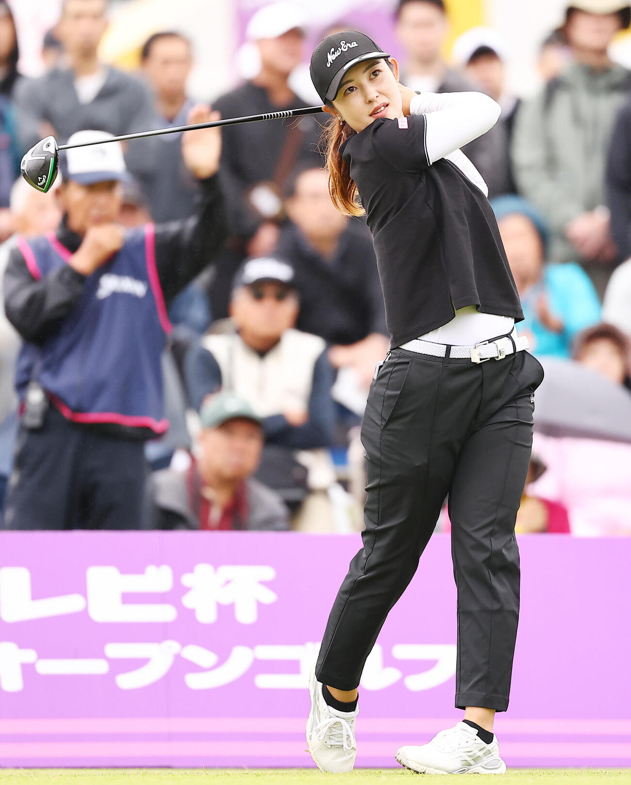 1番、第1打を放つ浜崎未来（撮影・野上伸悟）