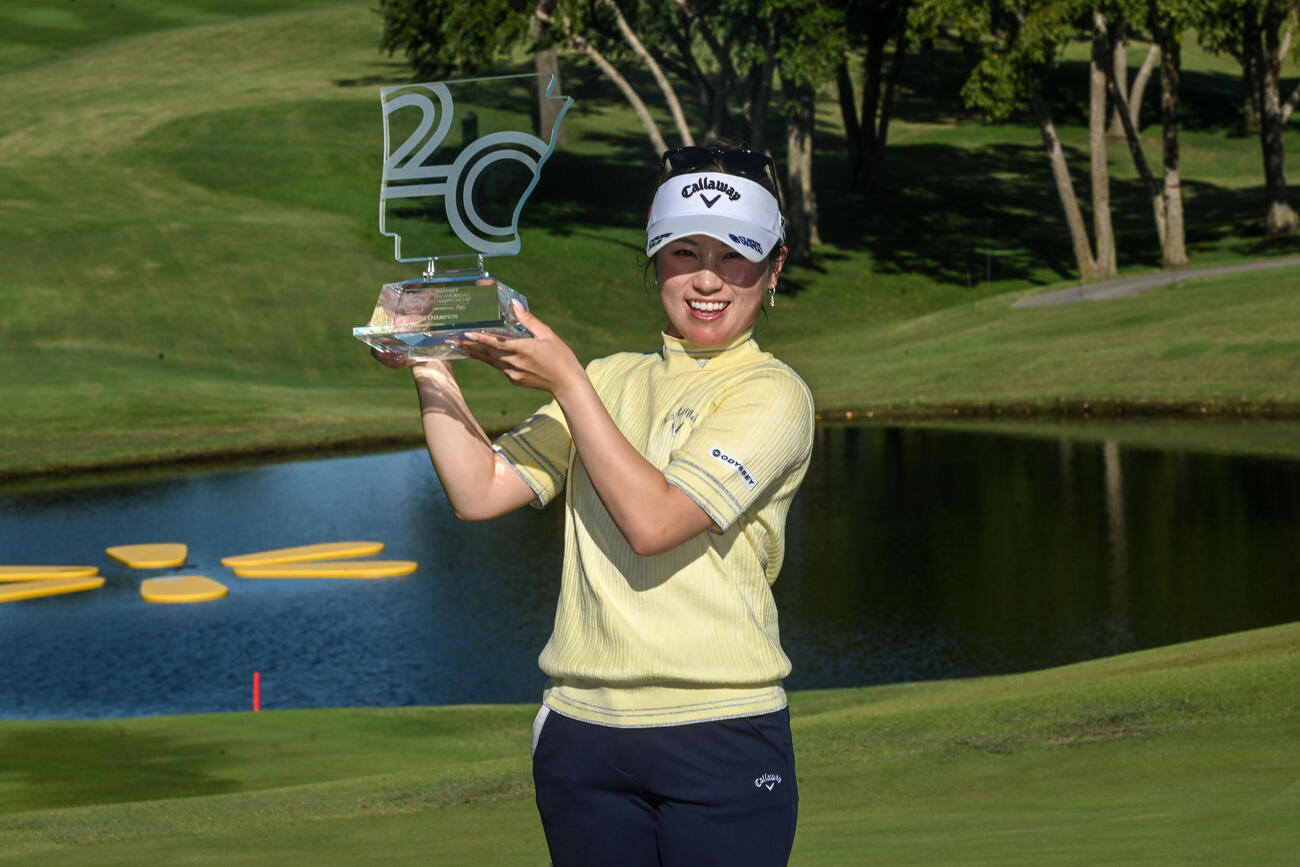 アーカンソー選手権最終日、優勝トロフィーを掲げる西村優菜（AP）