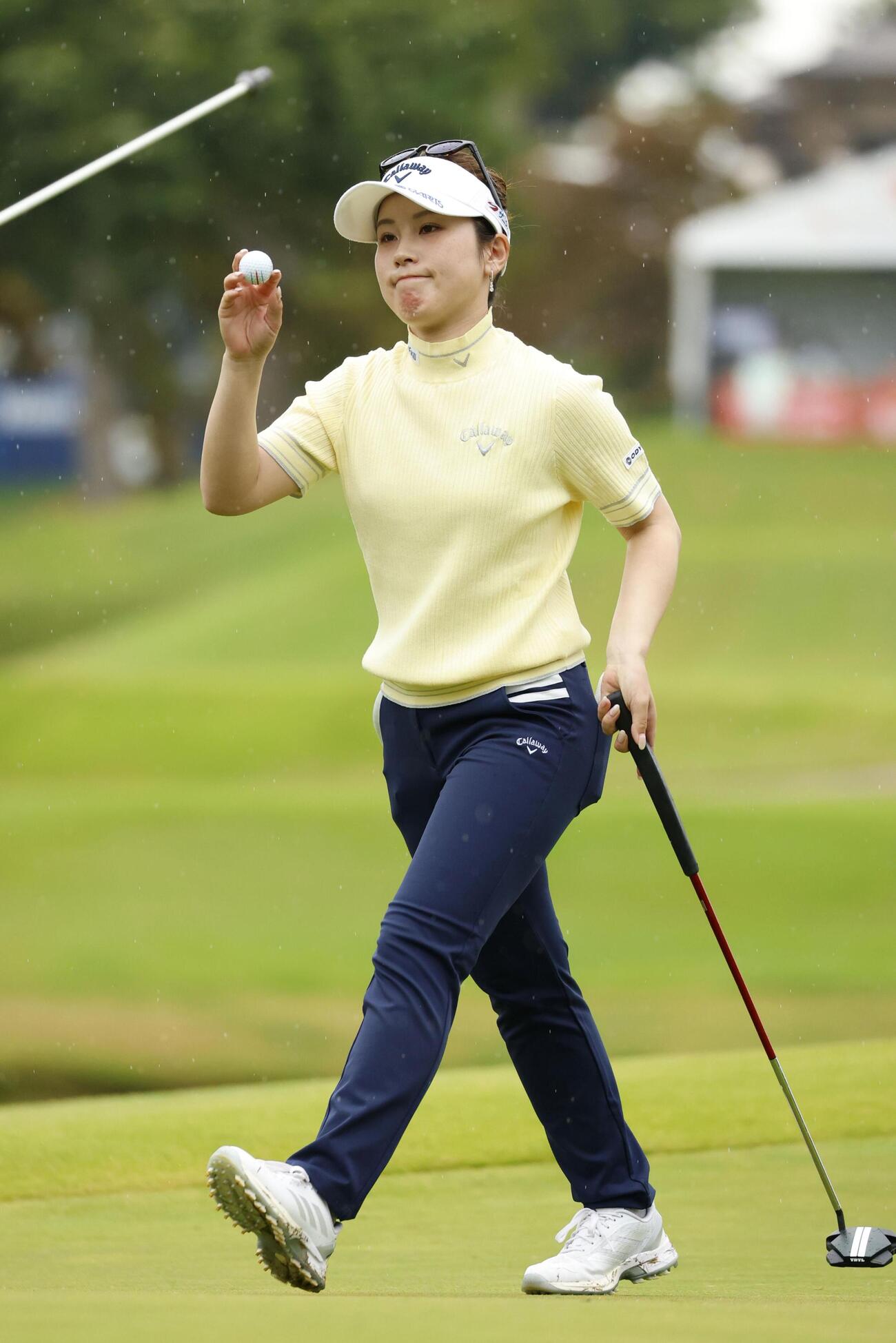 最終ラウンド、3番でバーディーパットを決めた西村優菜。通算21アンダーで米ツアー初優勝を果たした＝27日、米アーカンソー州ロジャーズのピナクルCC（共同）