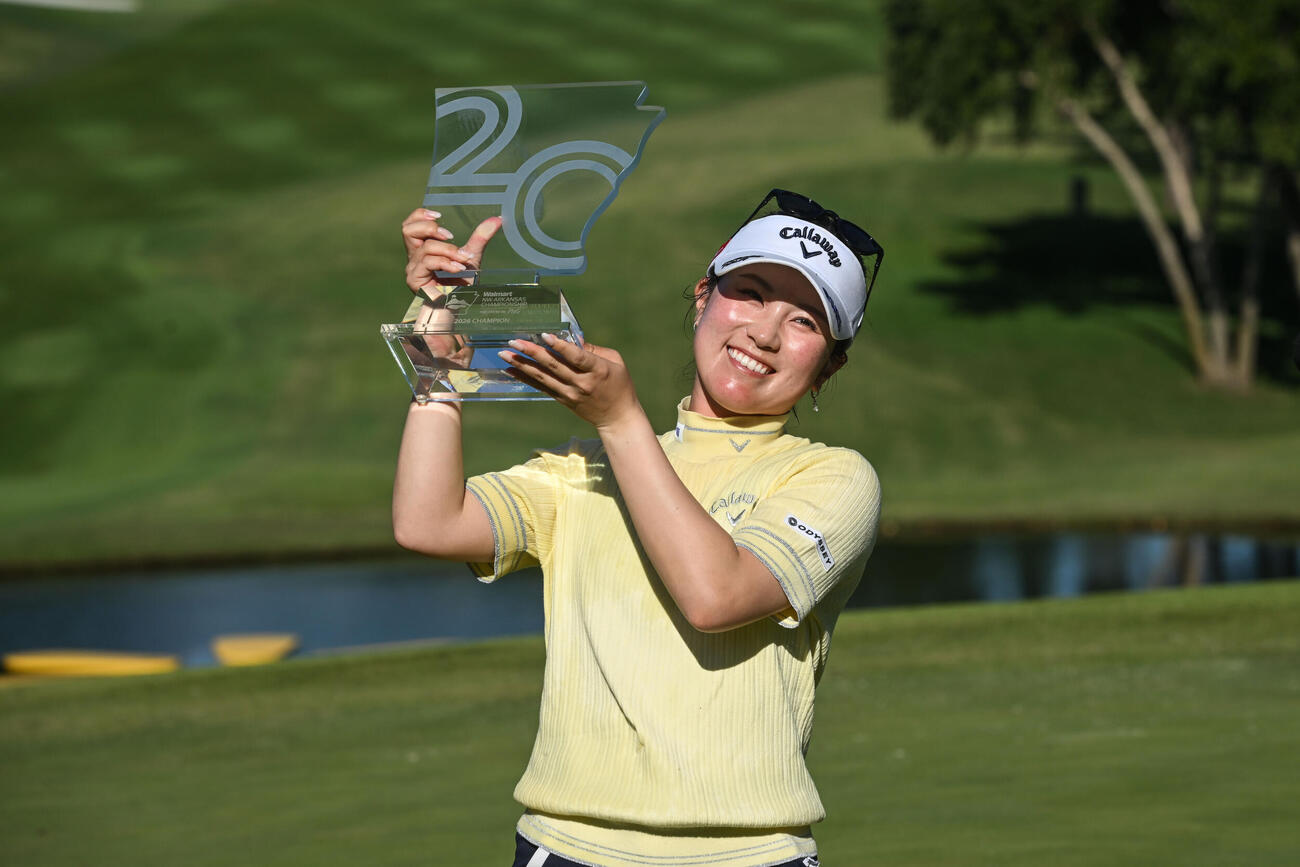 アーカンソー選手権最終日、優勝トロフィーを掲げる西村優菜（AP）