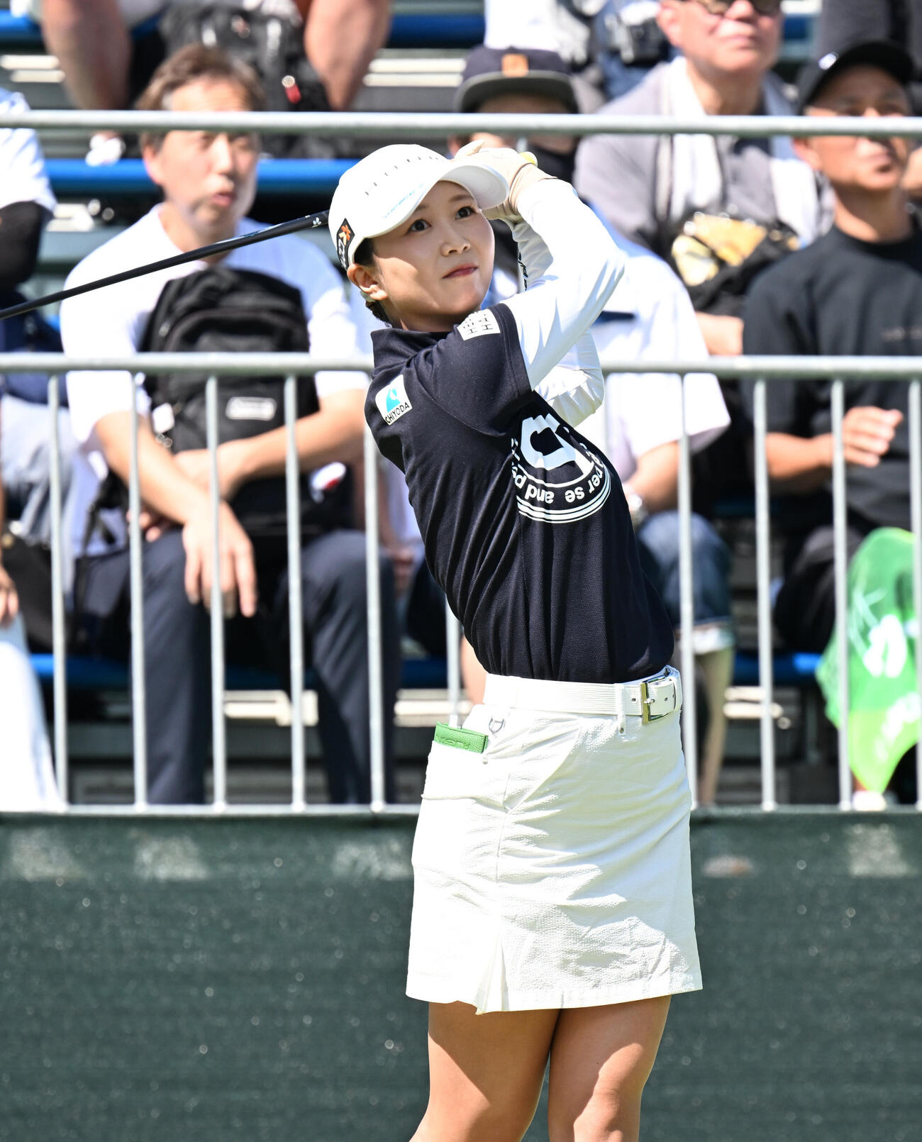 1番、ティーショットを打つ金沢志奈（撮影・和賀正仁）
