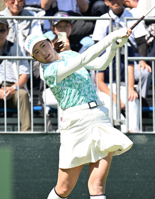 1番、ティーショットを打つ吉沢柚月（撮影・和賀正仁）