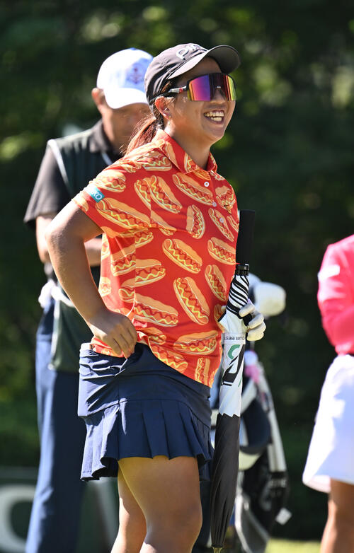 9番、ラウンド中、笑顔を見せる徳永歩（撮影・和賀正仁）