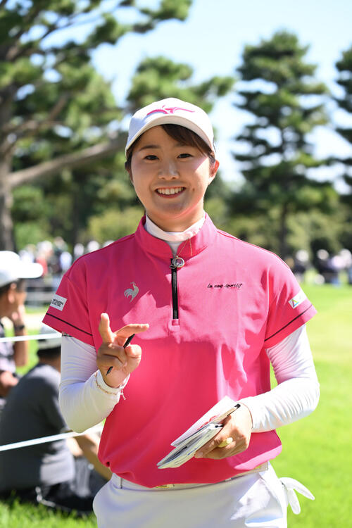 9番、バーディーを奪った稲垣那奈子はカメラマンにVサイン（撮影・和賀正仁）