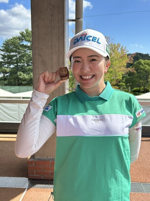 昨年優勝の記念バッジを披露する堀琴音
