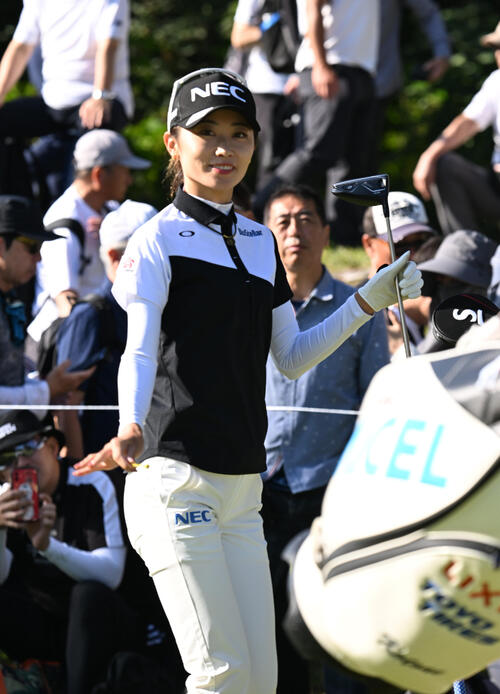 11番、笑顔でラウンドする安田祐香（撮影・和賀正仁）