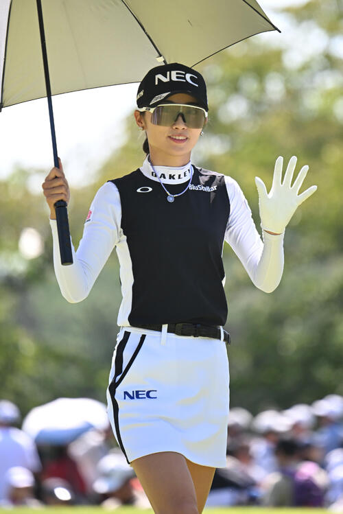 3番、カメラマンに手を振る安田祐香（撮影・和賀正仁）
