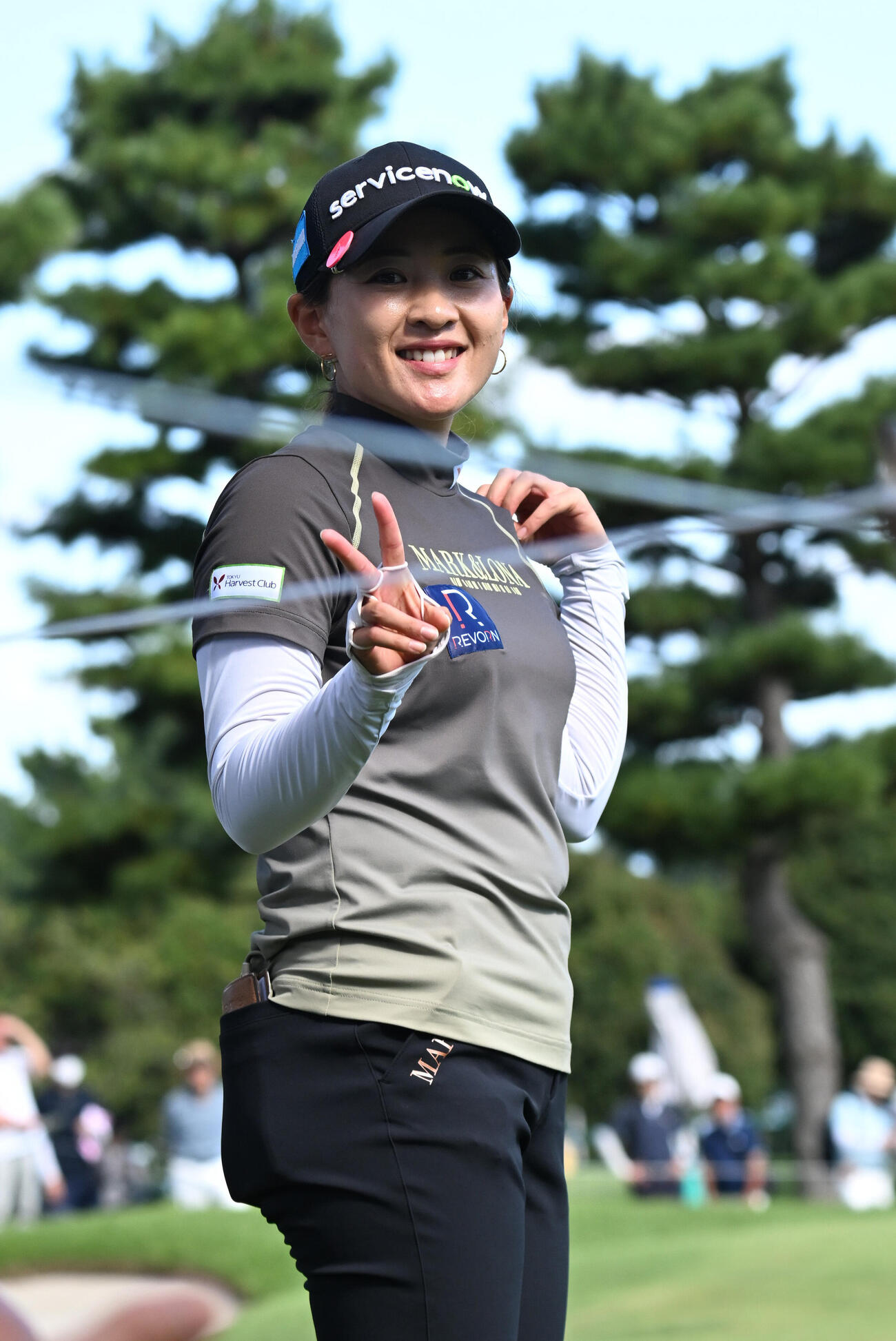 9番、パーをセーブした永井花奈はVサイン（撮影・和賀正仁）