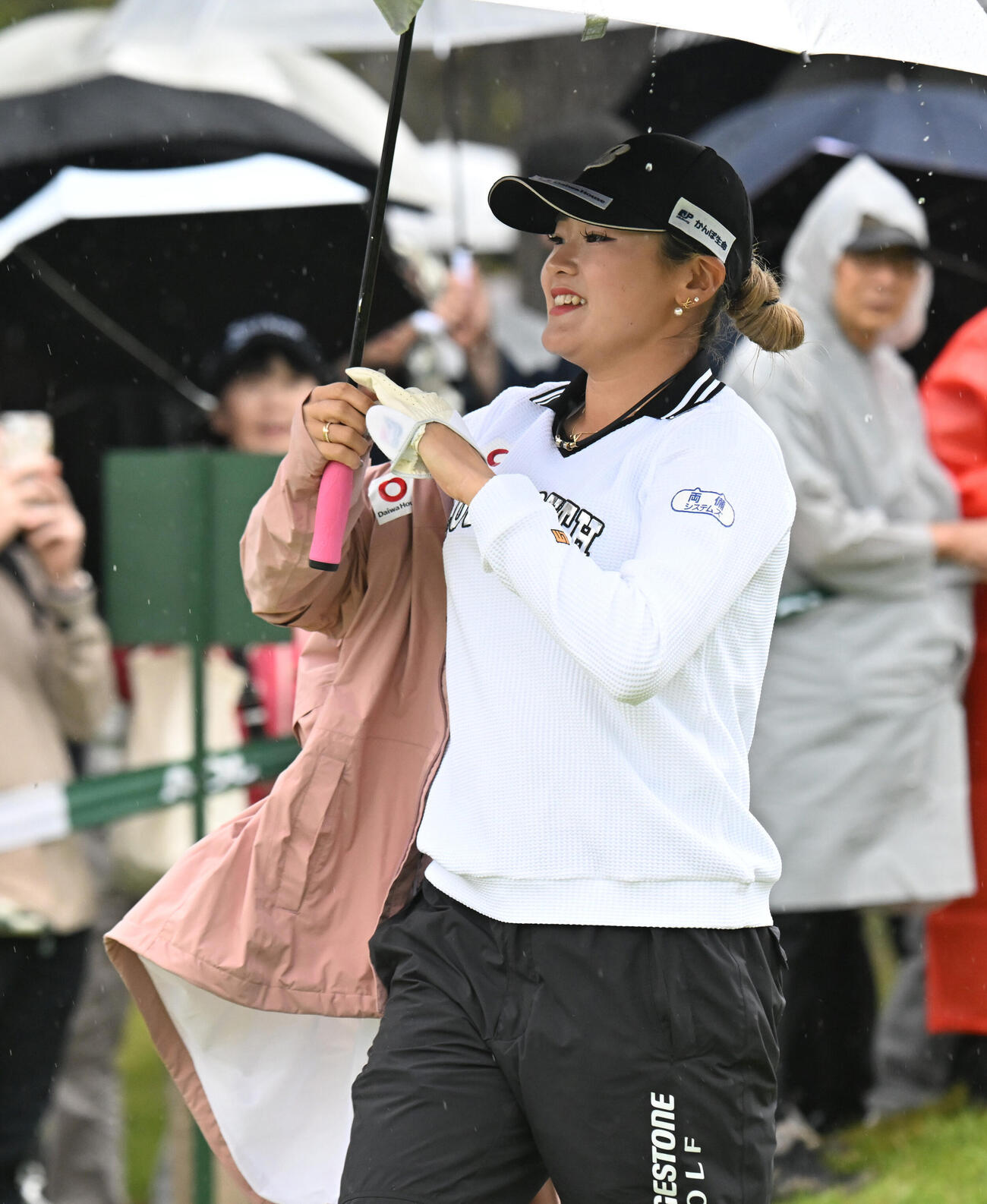 1番、笑顔でスタートする桑木志帆（撮影・和賀正仁）