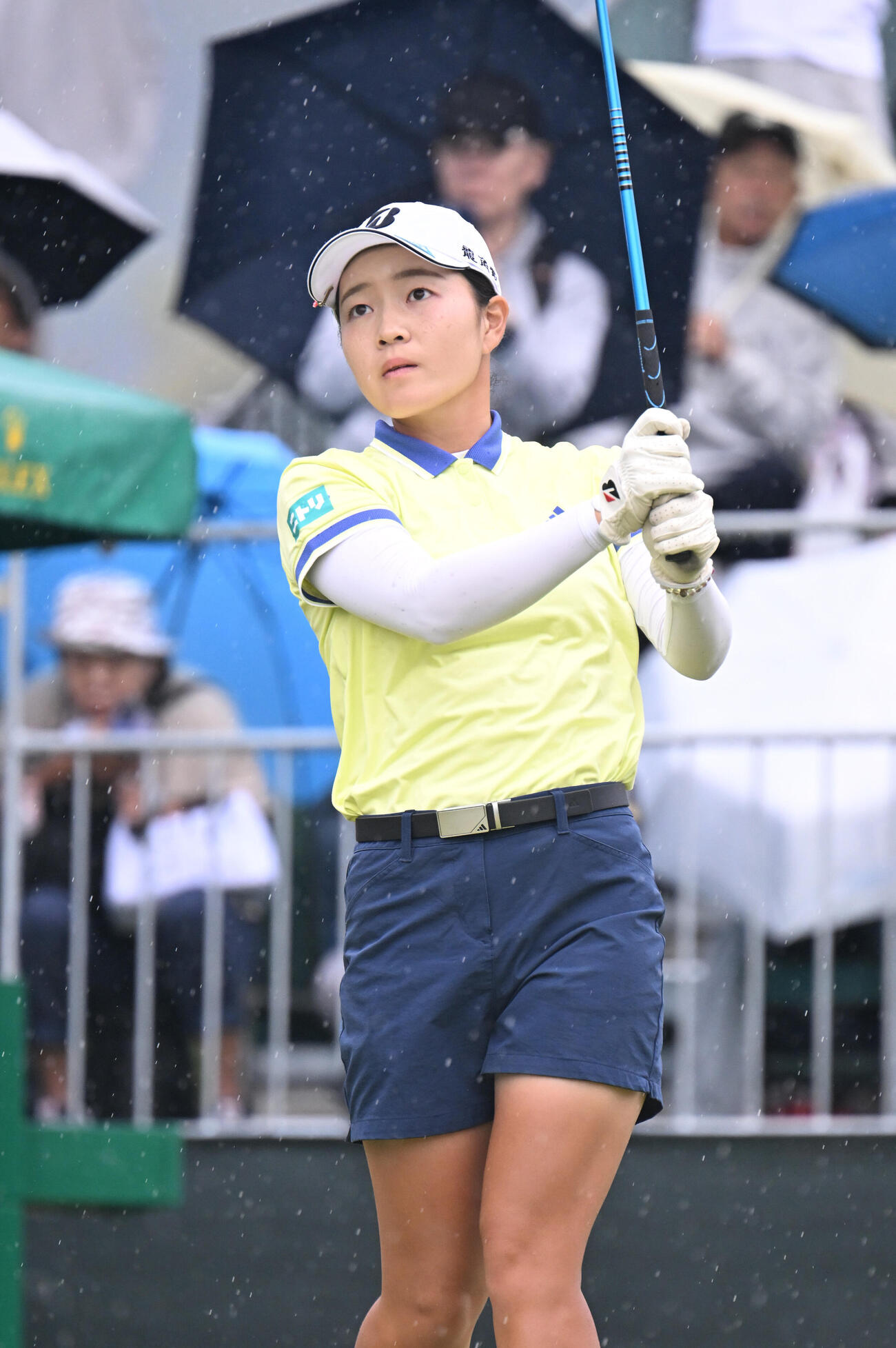 1番、ティーショットを打つ佐藤心結（撮影・和賀正仁）