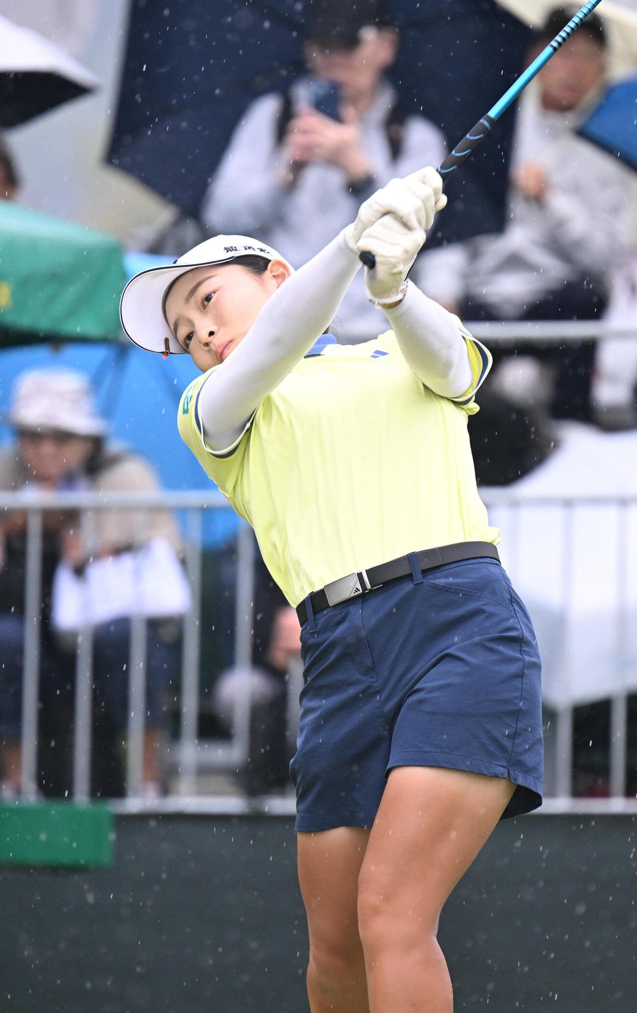 1番、ティーショットを打つ佐藤心結（撮影・和賀正仁）