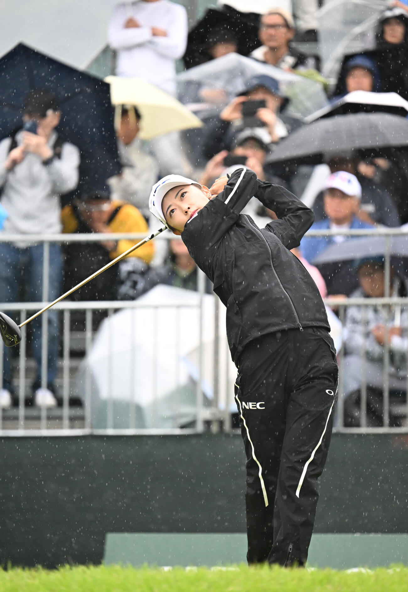 1番、ティーショットを打つ安田祐香（撮影・和賀正仁）