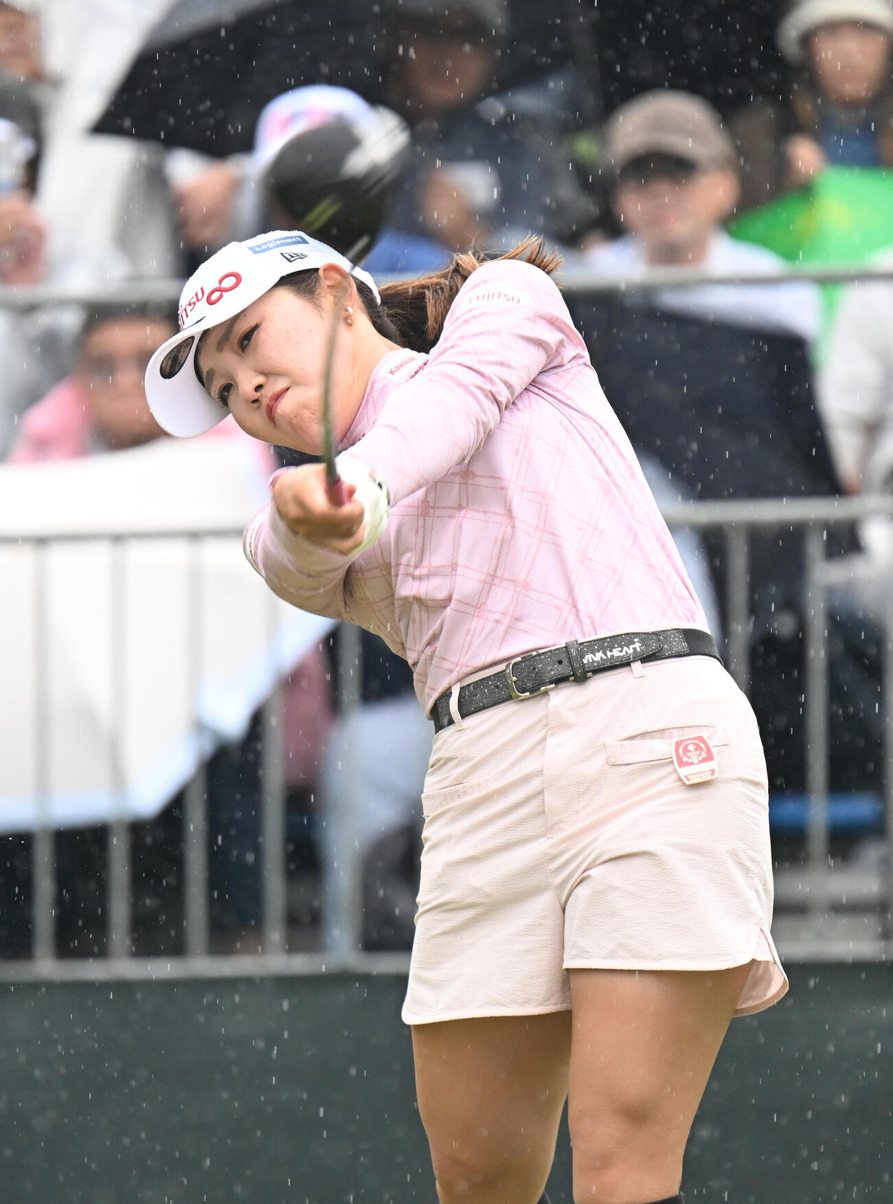 1番、ティーショットを打つ古江彩佳（撮影・和賀正仁）