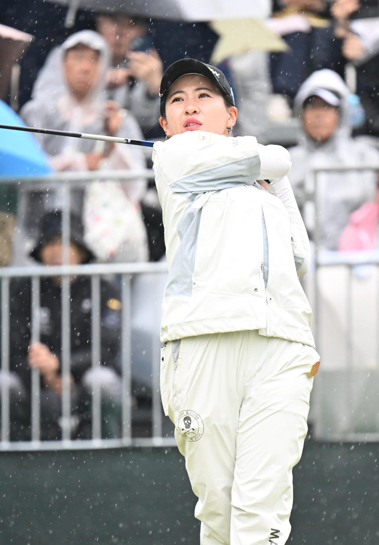 1番、ティーショットを打つ永井花奈（撮影・和賀正仁）