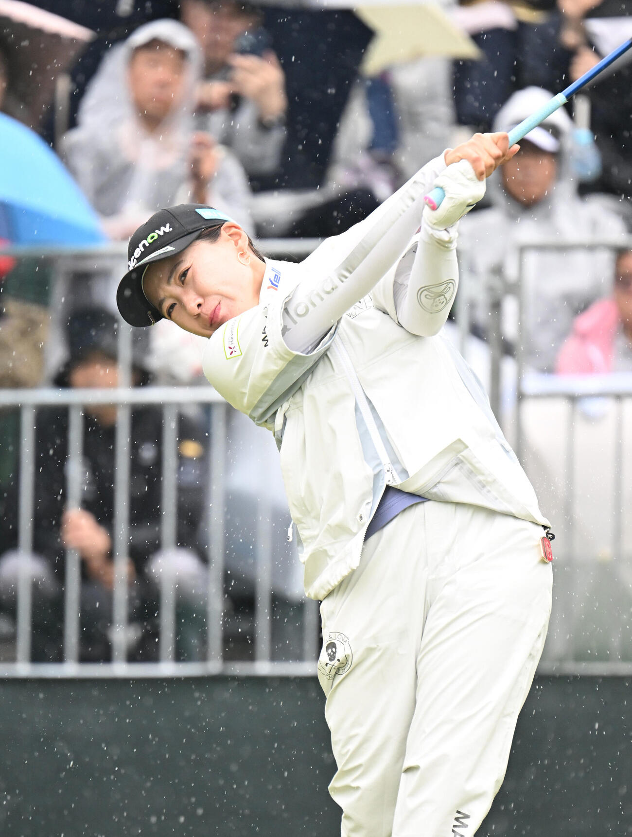 1番、ティーショットを打つ永井花奈（撮影・和賀正仁）