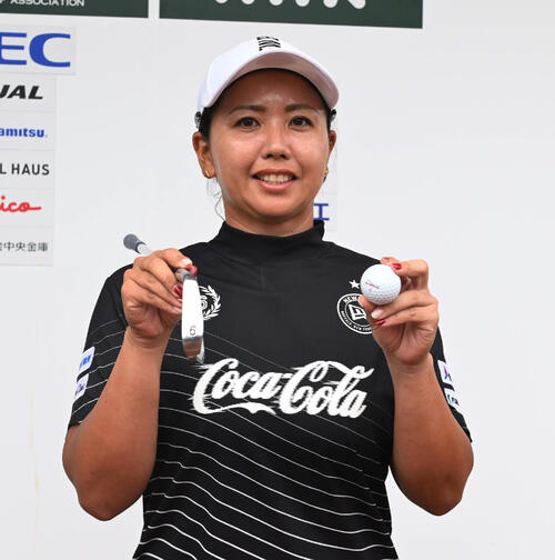16番でホールインワンを達成した山城奈々（撮影・和賀正仁）