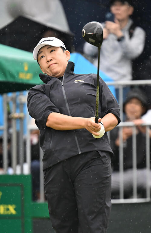 1番、ティーショットを打つ申ジエ（撮影・和賀正仁）