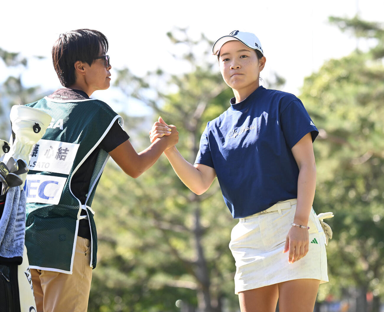 ホールアウトし、握手を交わす佐藤心結（撮影・和賀正仁）