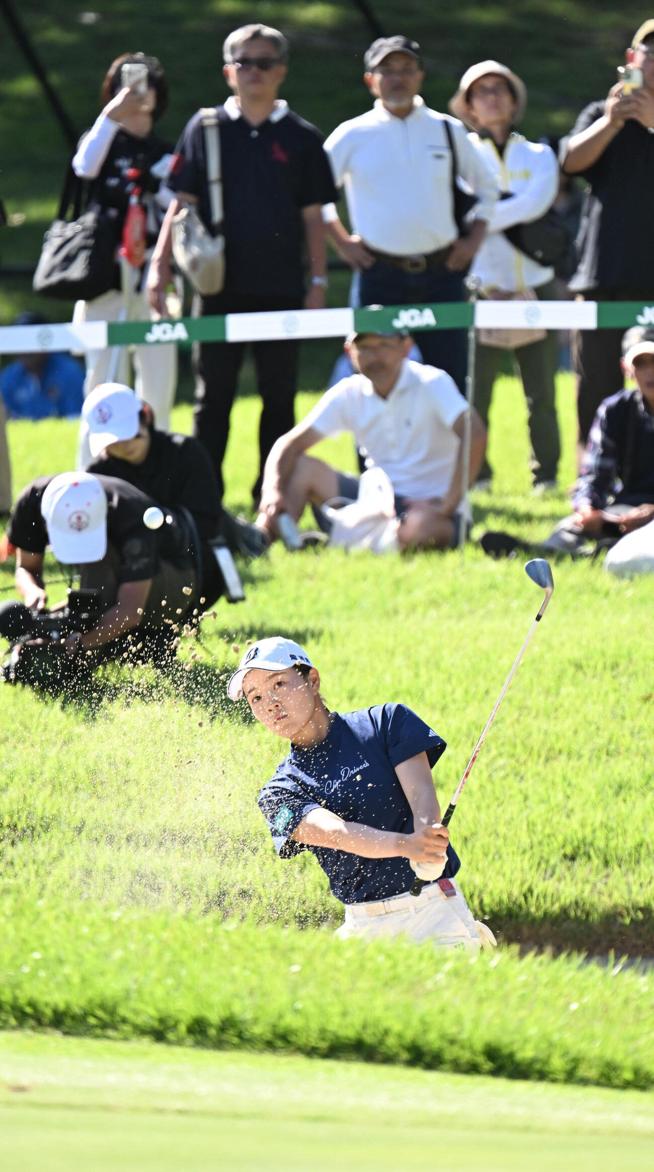 18番、バンカーからピンに寄せる佐藤心結（撮影・和賀正仁）