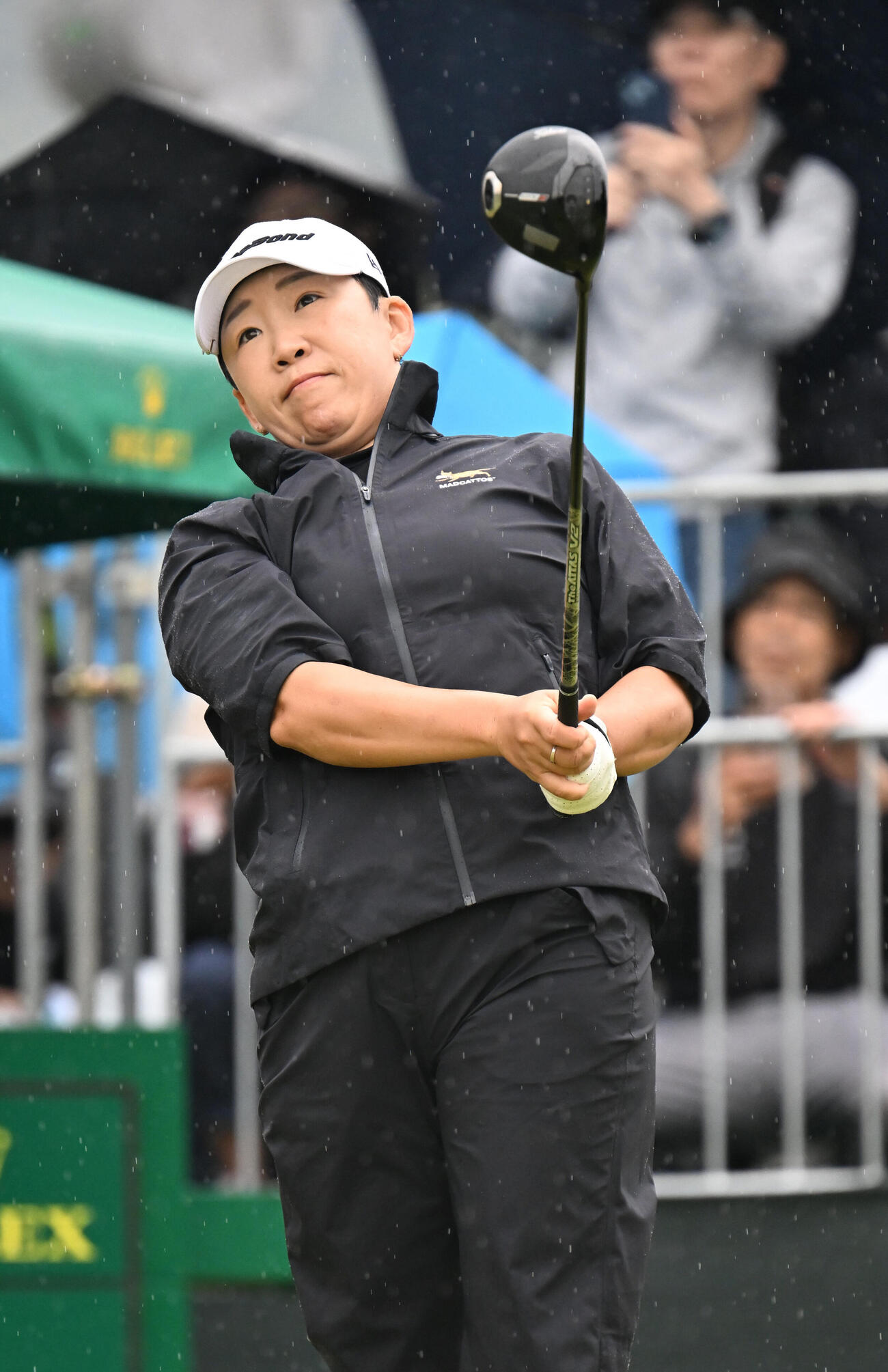 1番、ティーショットを打つ申ジエ（撮影・和賀正仁）