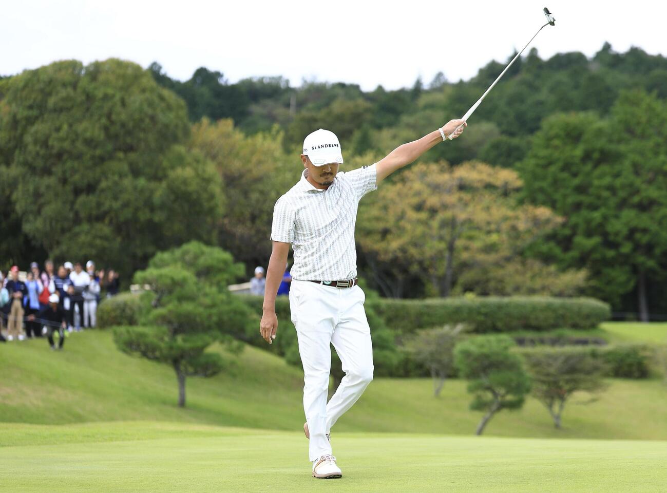 最終日、18番でバーディーパットを決め、優勝を喜ぶ岩田寛＝グランフィールズCC(共同)
