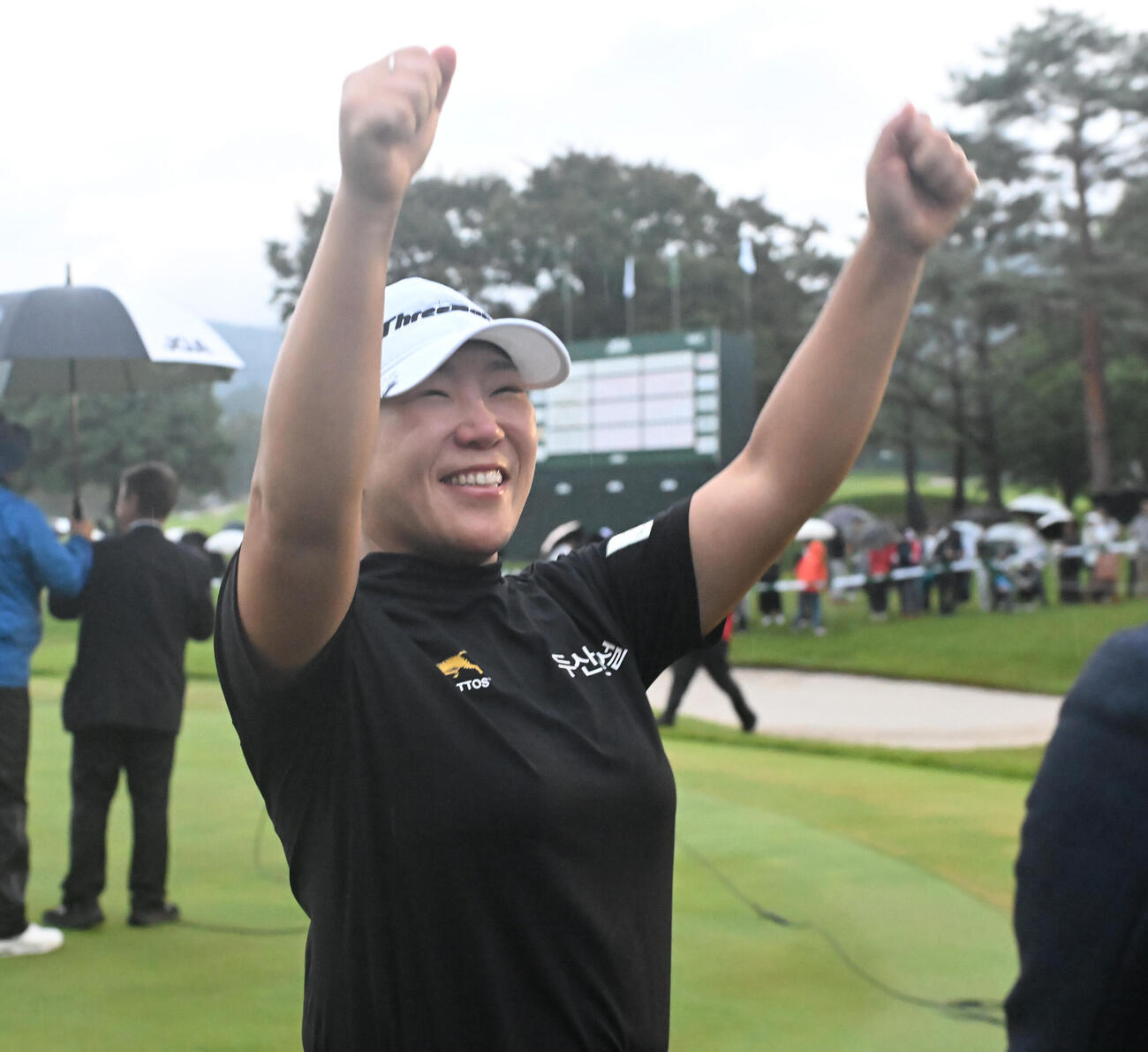 優勝インタビューを前にガッツポーズする申ジエ（撮影・和賀正仁）