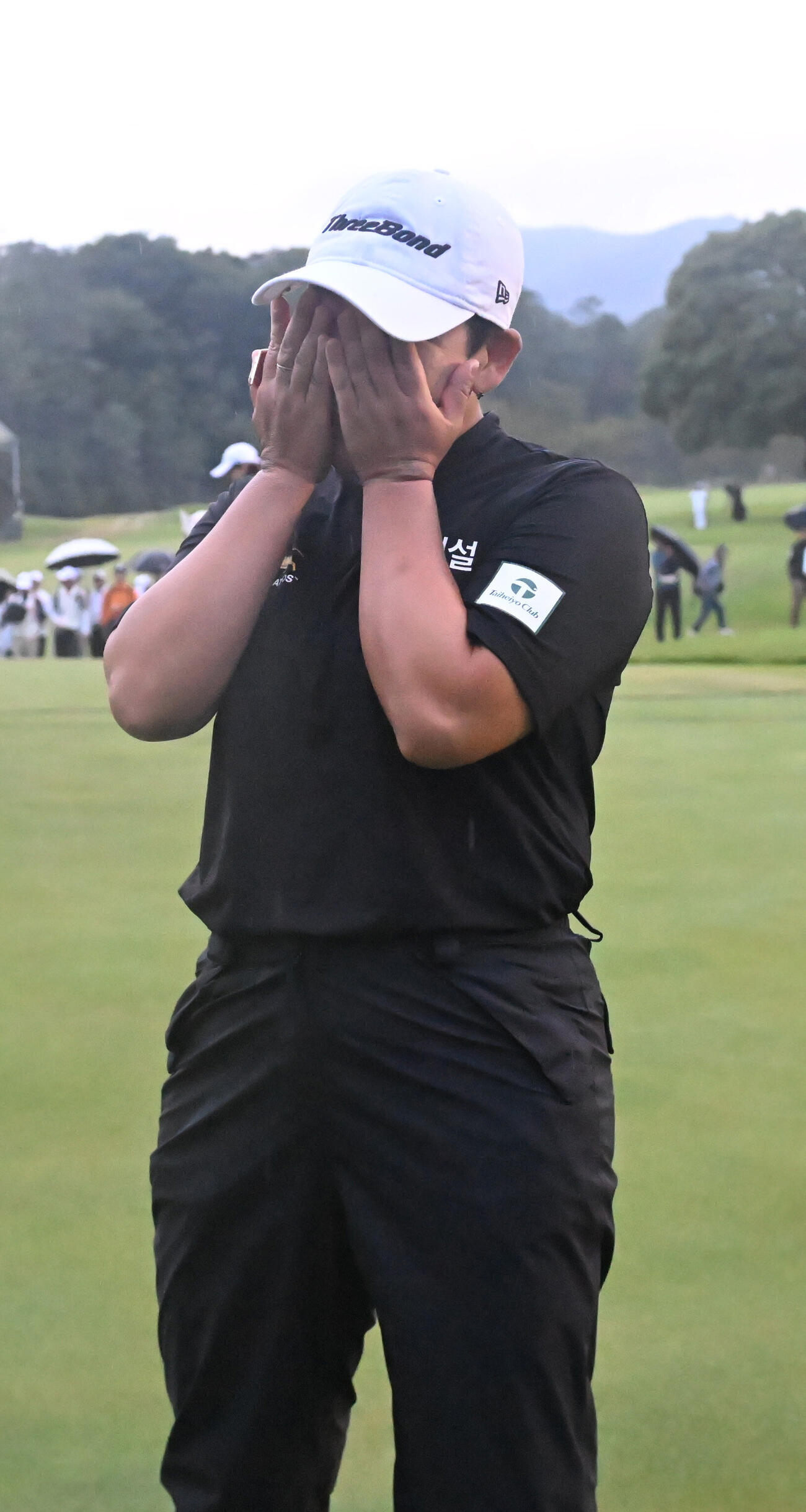 優勝し涙ぐむ申ジエ（撮影・和賀正仁）
