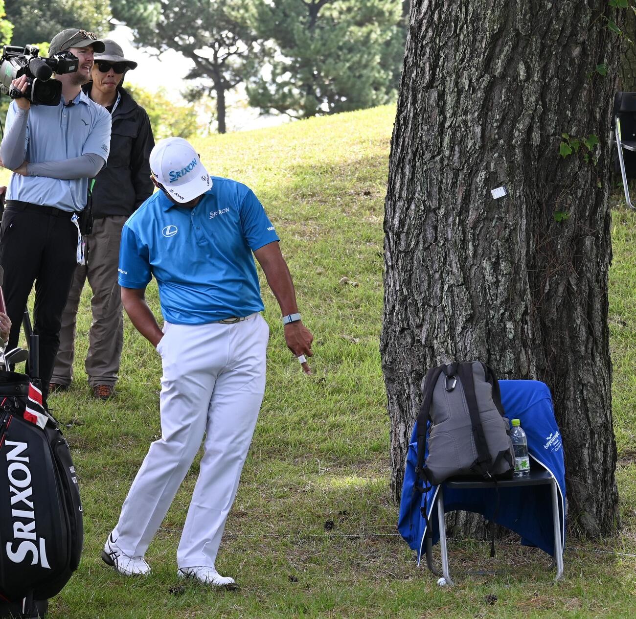 5番、ティーショットを右の林に入れる松山英樹