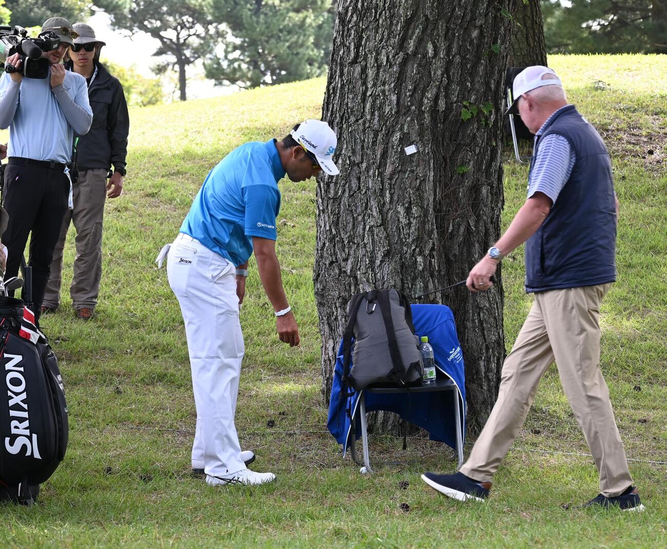 5番、ティーショットを右の林に入れる松山英樹