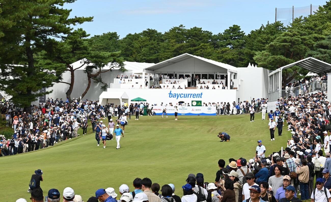 1番、大観衆の中を移動する松山英樹