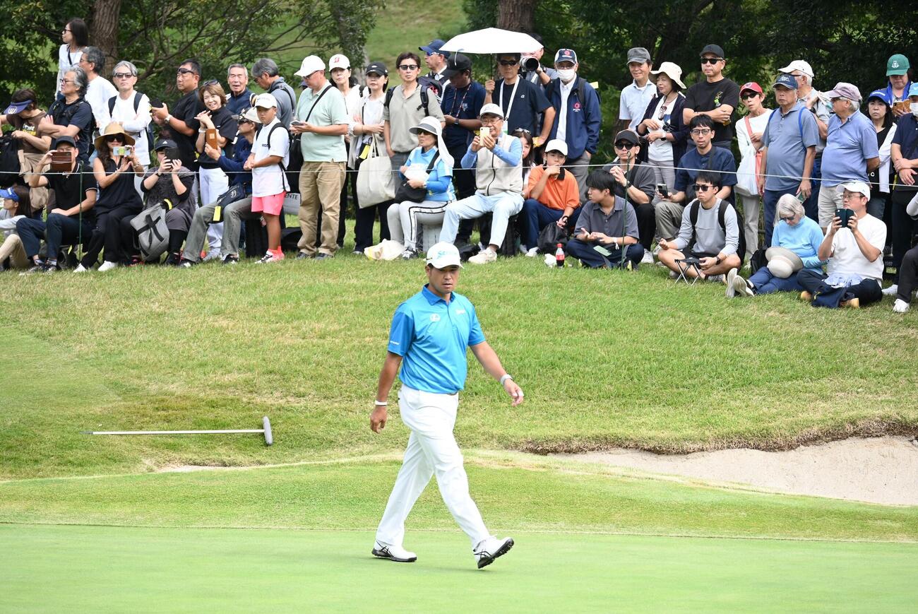 3番、観客から声援を浴びる松山英樹