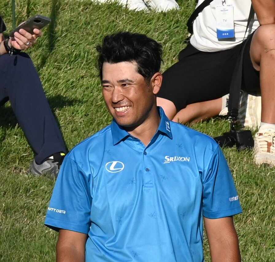 4アンダーで初日を終えて笑顔を見せる松山英樹