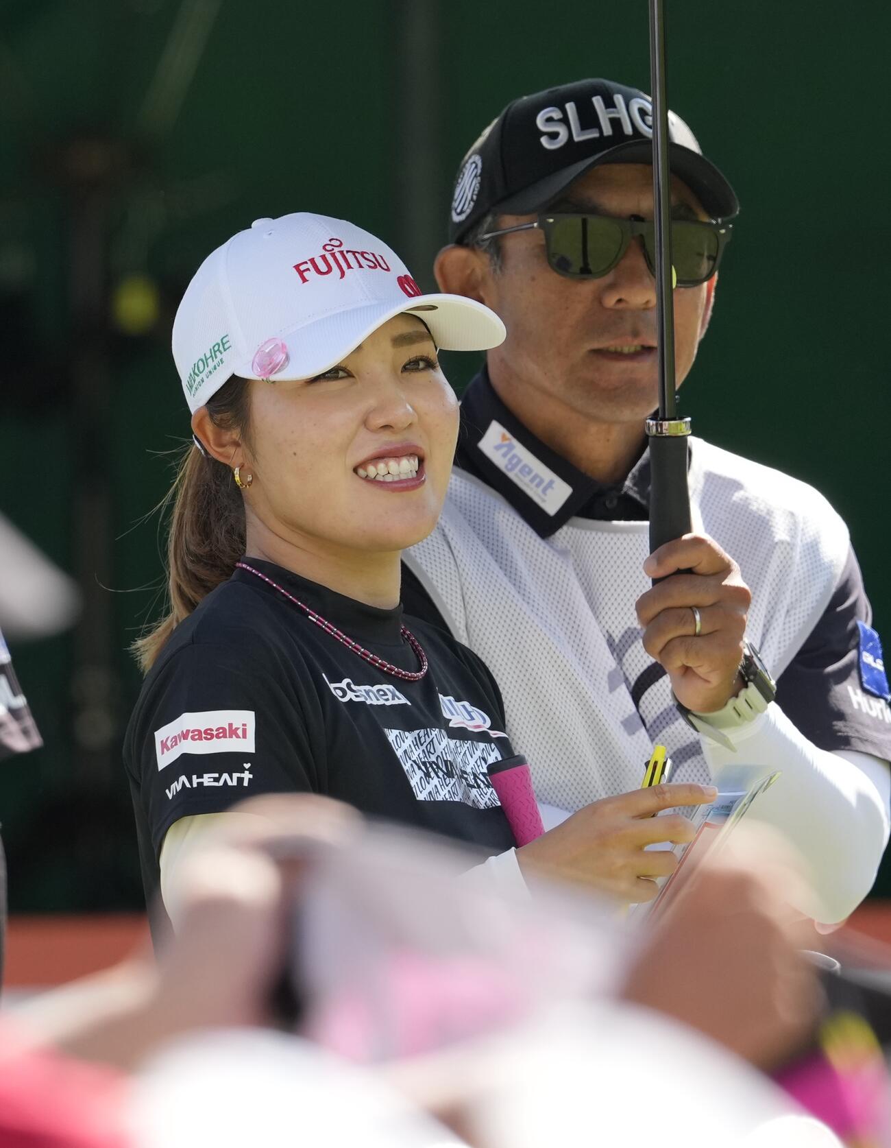 1番、ティーショット前に笑顔を見せる古江彩佳（撮影・小島史椰）
