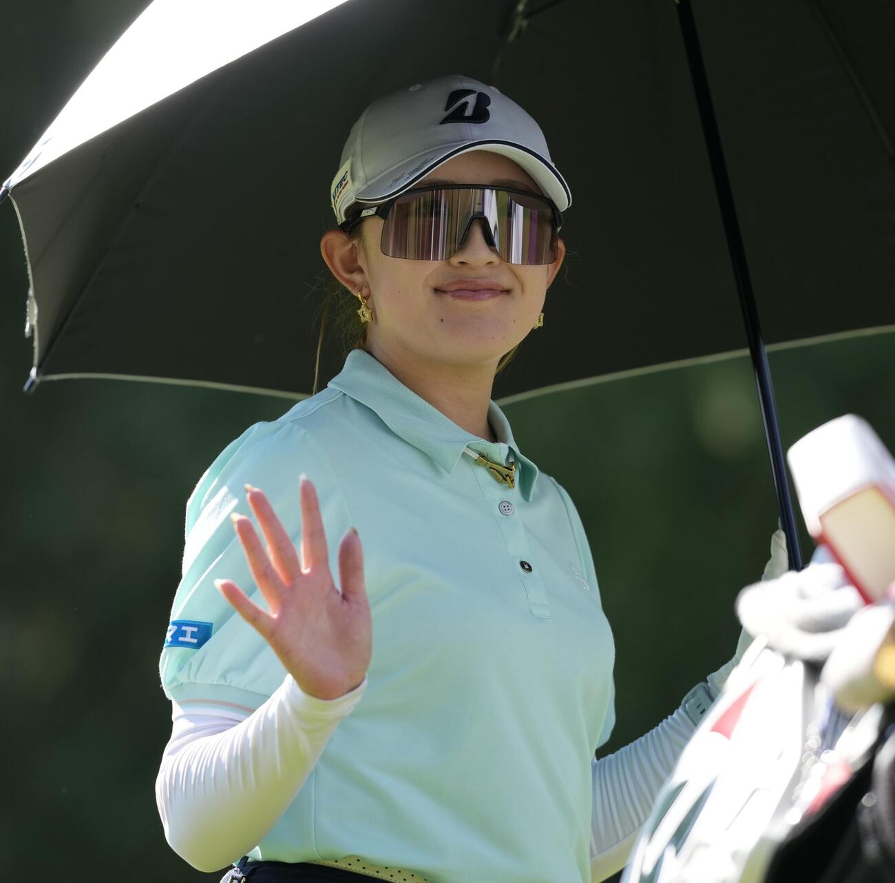 1番、ティーショットを放ち笑顔を見せる加藤麗奈（撮影・小島史椰）