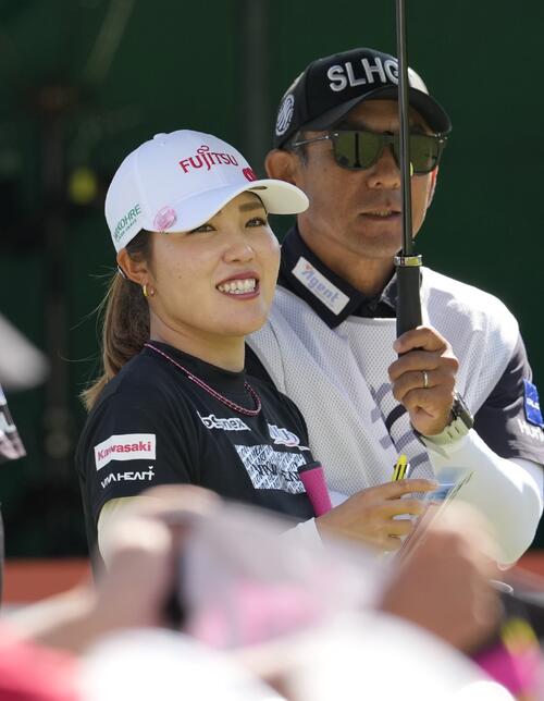 1番、ティーショット前に笑顔を見せる古江彩佳（撮影・小島史椰）
