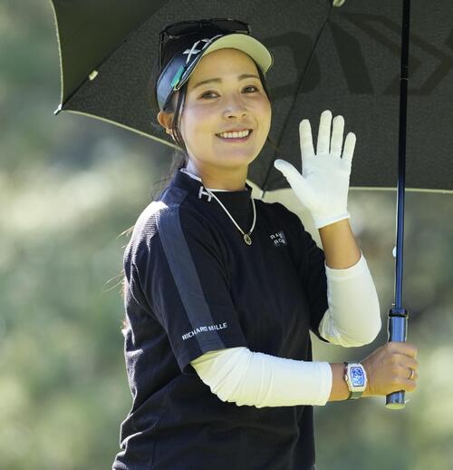 1番、ティーショットを放ち笑顔を見せる青木瀬令奈（撮影・小島史椰）