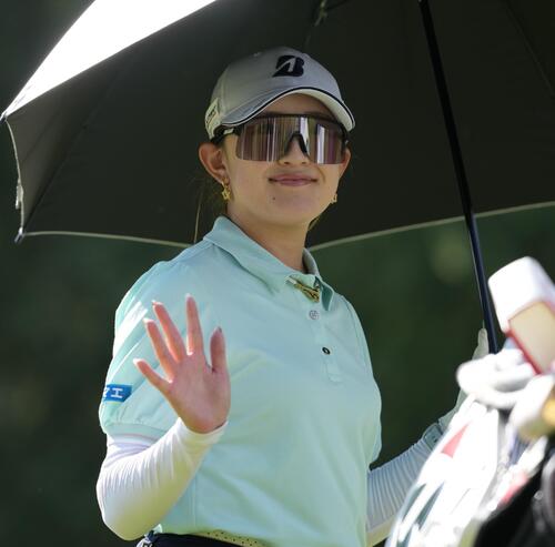 1番、ティーショットを放ち笑顔を見せる加藤麗奈（撮影・小島史椰）