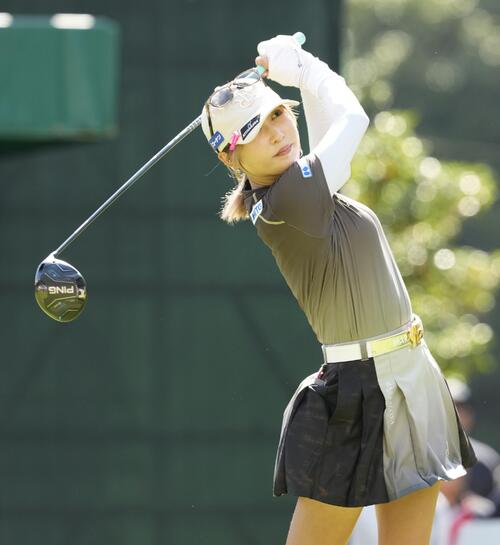 1番、ティーショットを放つ金田久美子（撮影・小島史椰）