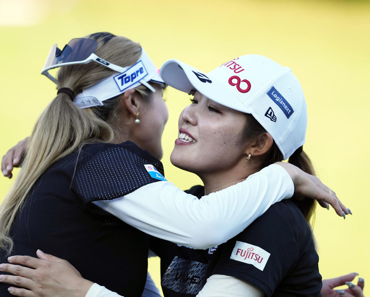 18番、パーパットを沈めホールアウトし、同組の桑木志帆（左）と抱き合う古江彩佳（撮影・小島史椰）