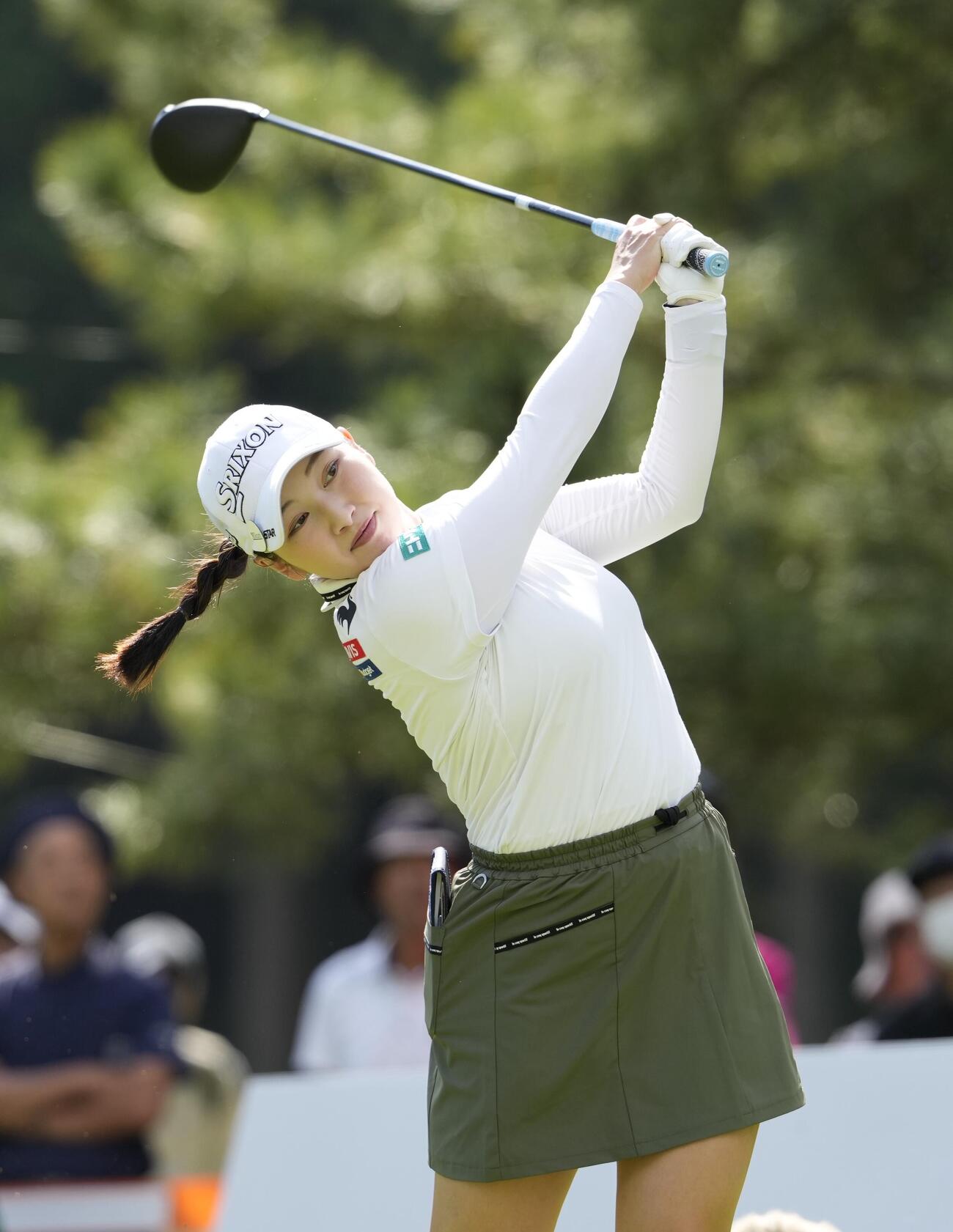 1番、ティーショットを放つ小祝さくら（撮影・小島史椰）