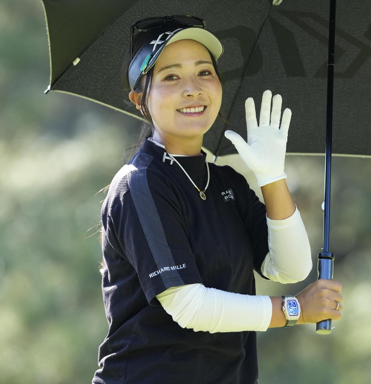 1番、ティーショットを放ち笑顔を見せる青木瀬令奈（撮影・小島史椰）