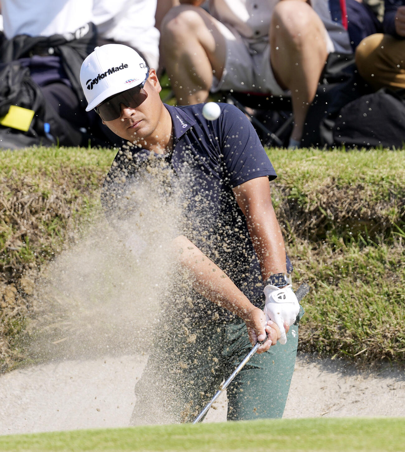 第2日、バンカーショットを放つ久常涼。通算4アンダーで26位＝横浜CC（共同）