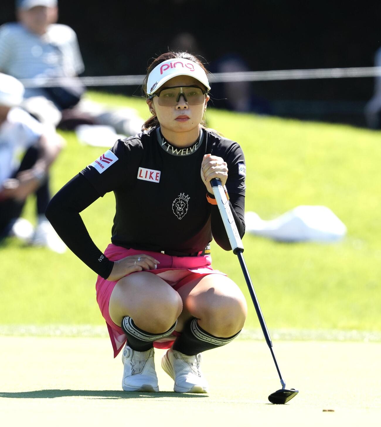 9番、グリーンを見る藤田かれん（撮影・小島史椰）