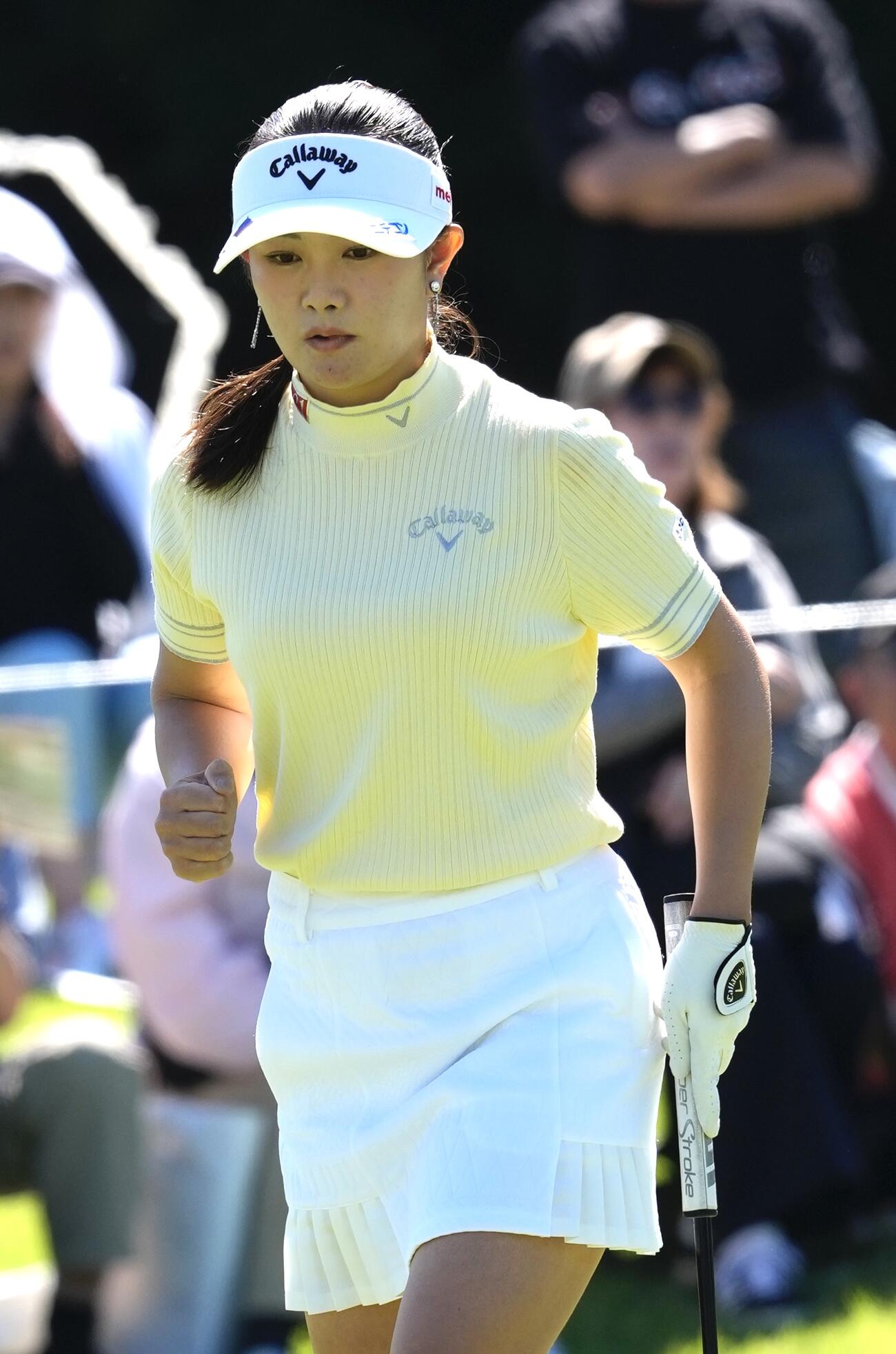 9番、バーディパットを沈めガッツポーズする河本結（撮影・小島史椰）