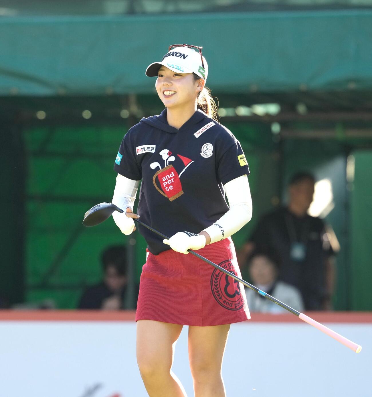 1番、ティーショット後に笑顔を見せる菅楓華（撮影・小島史椰）