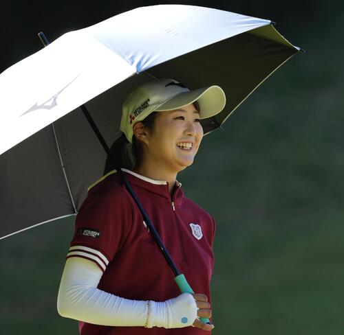3番、ティーショットを放ち笑顔を見せる稲垣那奈子（撮影・小島史椰）