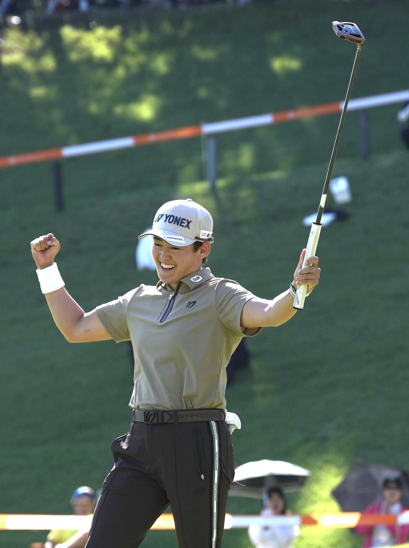 優勝しガッツポーズする岩井明愛（撮影・小島史椰）
