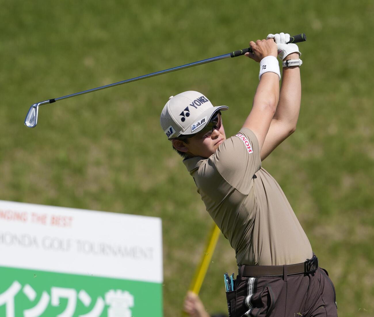 10番、ティーショットを放つ岩井明愛（撮影・小島史椰）